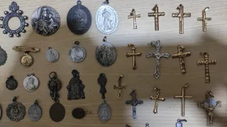 Lote Religioso: Medallas y Cruces Variadas