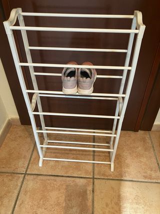 Zapatero desmontable blanco de plástico y metal.