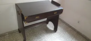 Escritorio madera con cristal y detalles dorados