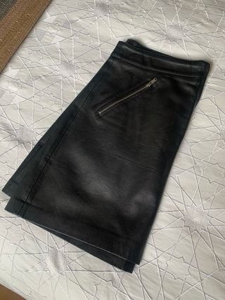 Minifalda símil piel negra con cremalleras