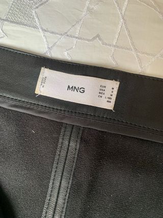 Minifalda símil piel negra con cremalleras