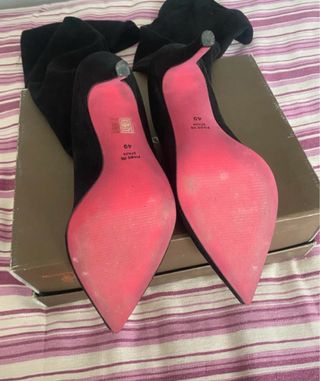 Botas altas negras ante tacón rosa