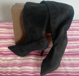 Botas altas negras ante tacón rosa