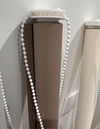 Estores enrollables beige y marrón