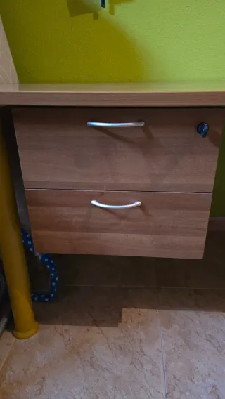 Escritorio madera con cajones y patas metal.