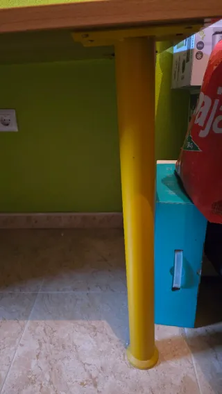 Escritorio madera con cajones y patas metal.