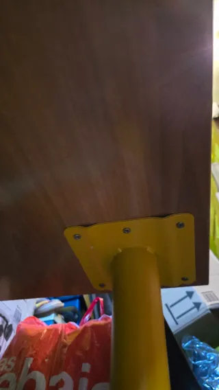 Escritorio madera con cajones y patas metal.