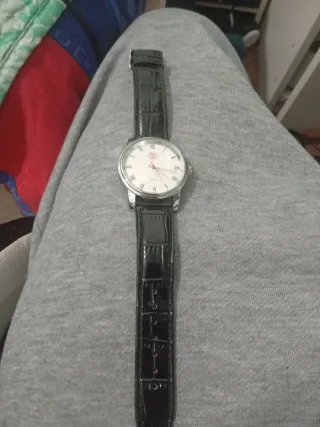 Reloj de pulsera elegante plateado y negro