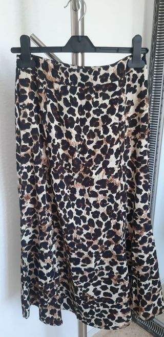 Falda de corte midi. Nueva sin estrenar. Estampado