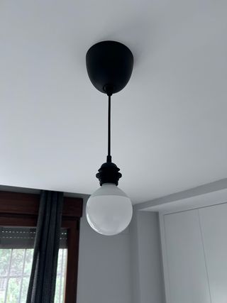 Lámpara de techo colgante negra y blanca