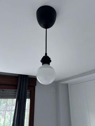 Lámpara de techo colgante negra y blanca