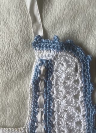 Babero antiguo de ganchillo