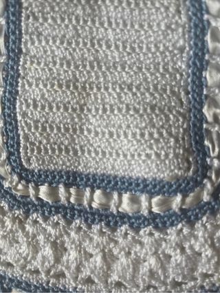 Babero antiguo de ganchillo