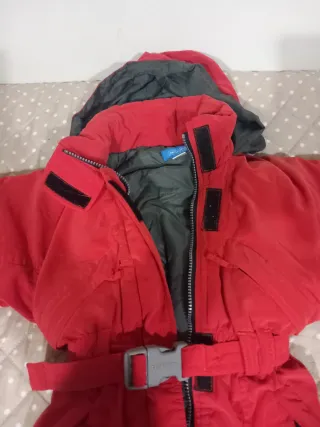 Mono de nieve infantil rojo. Talla 4 años