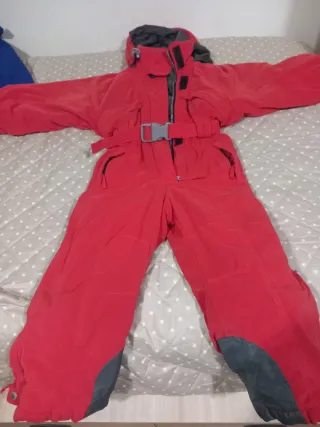 Mono de nieve infantil rojo. Talla 4 años