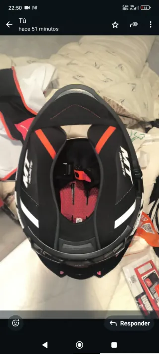 Casco de moto MT con diseño de llamas