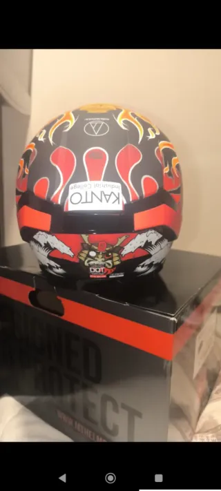 Casco de moto MT con diseño de llamas