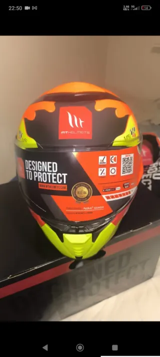 Casco de moto MT con diseño de llamas