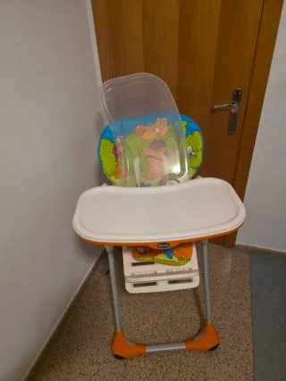 Trona de bebé con estampado infantil