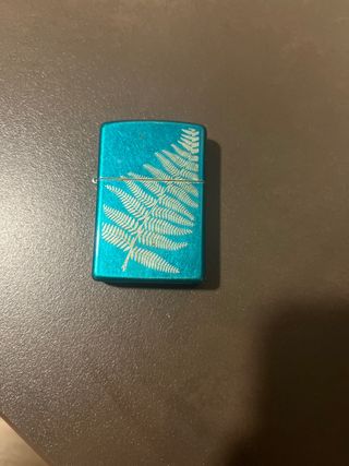Zippo azul con diseño de helecho