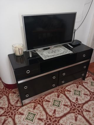 Mueble TV negro y plateado