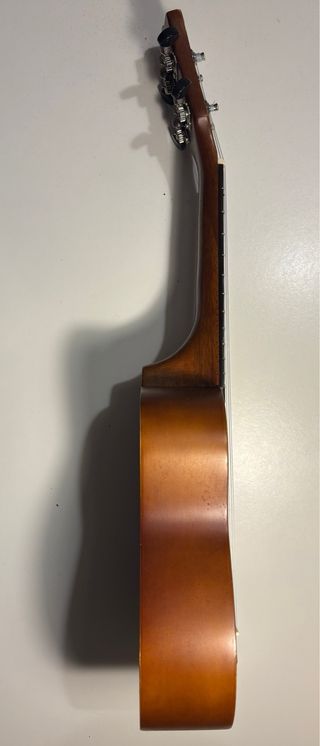 Ukelele con funda, afinador Fender y púas