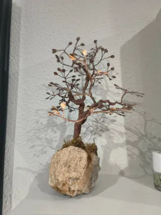 Bonsái decorativo de alambre y piedra