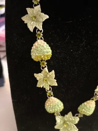 Collar Acero Floral Detalle Cristal Verde