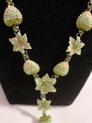 Collar Acero Floral Detalle Cristal Verde