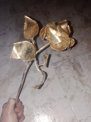 Rosa de latón decorativa