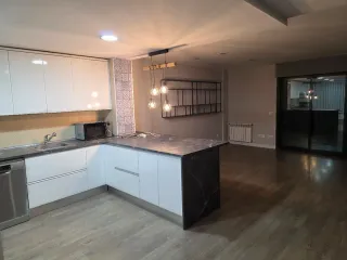 Muebles de cocina y encimera imitacion mármol