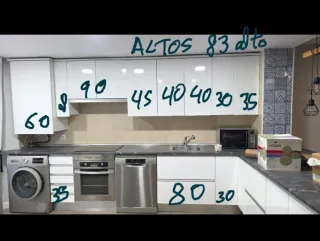 Muebles de cocina y encimera imitacion mármol