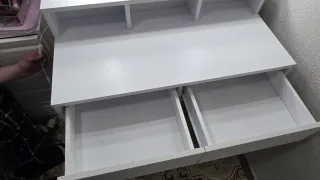 Tocador de maquillaje blanco