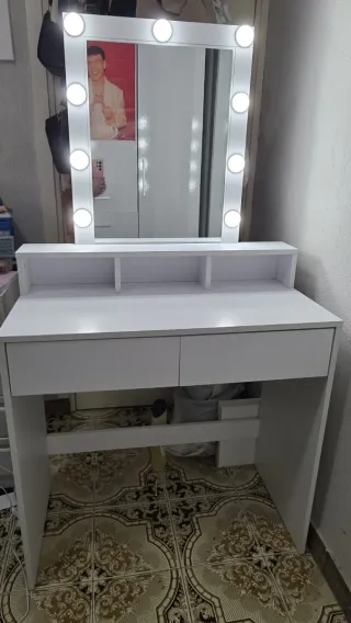 Tocador de maquillaje blanco