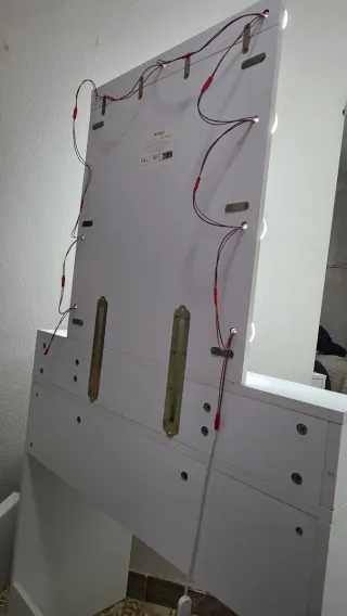 Tocador de maquillaje blanco