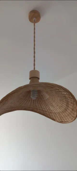 Lámpara de mimbre y madera