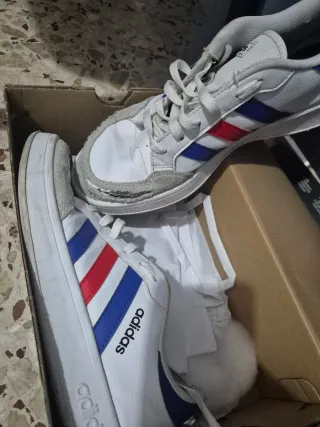 Scarpe Adidas bianche con strisce blu e rosse