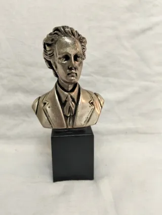 Figura antigua hecha a mano