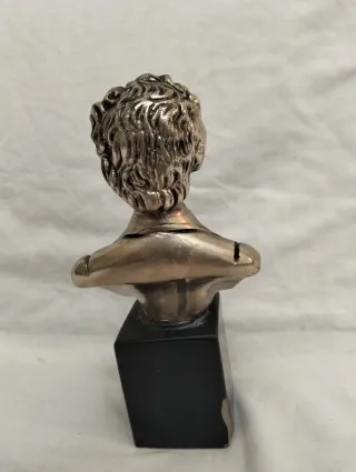 Figura antigua hecha a mano