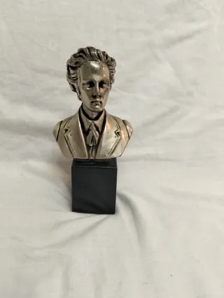 Figura antigua hecha a mano