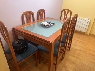 Mesa de comedor de madera y cristal