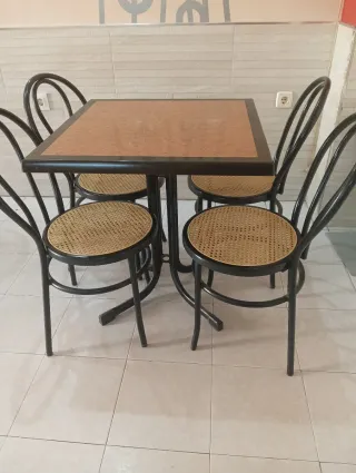 Conjunto mesa y sillas