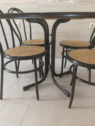 Conjunto mesa y sillas