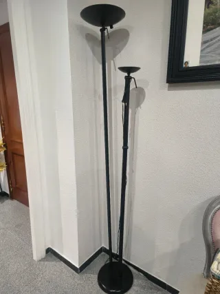 Lámpara de pie moderna negra