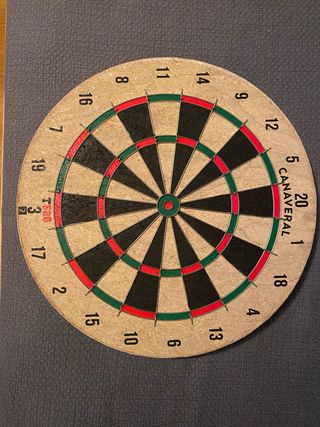 Diana de corcho con dardos