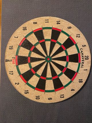 Diana de corcho con dardos