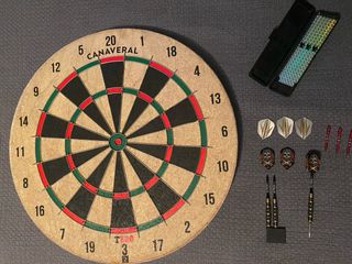 Diana de corcho con dardos