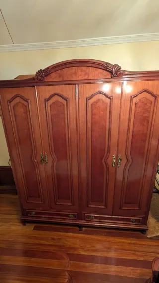 Armario de madera maciza