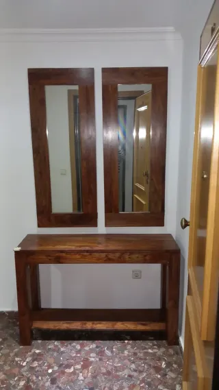 Recibidor de madera con espejo