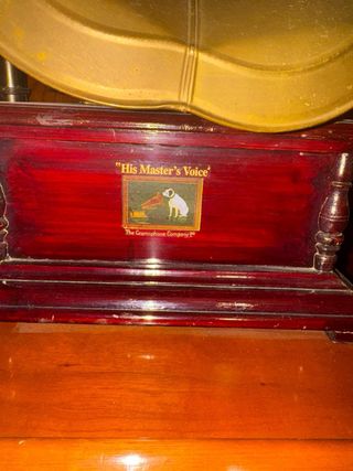 Gramófono antiguo His Master's Voice